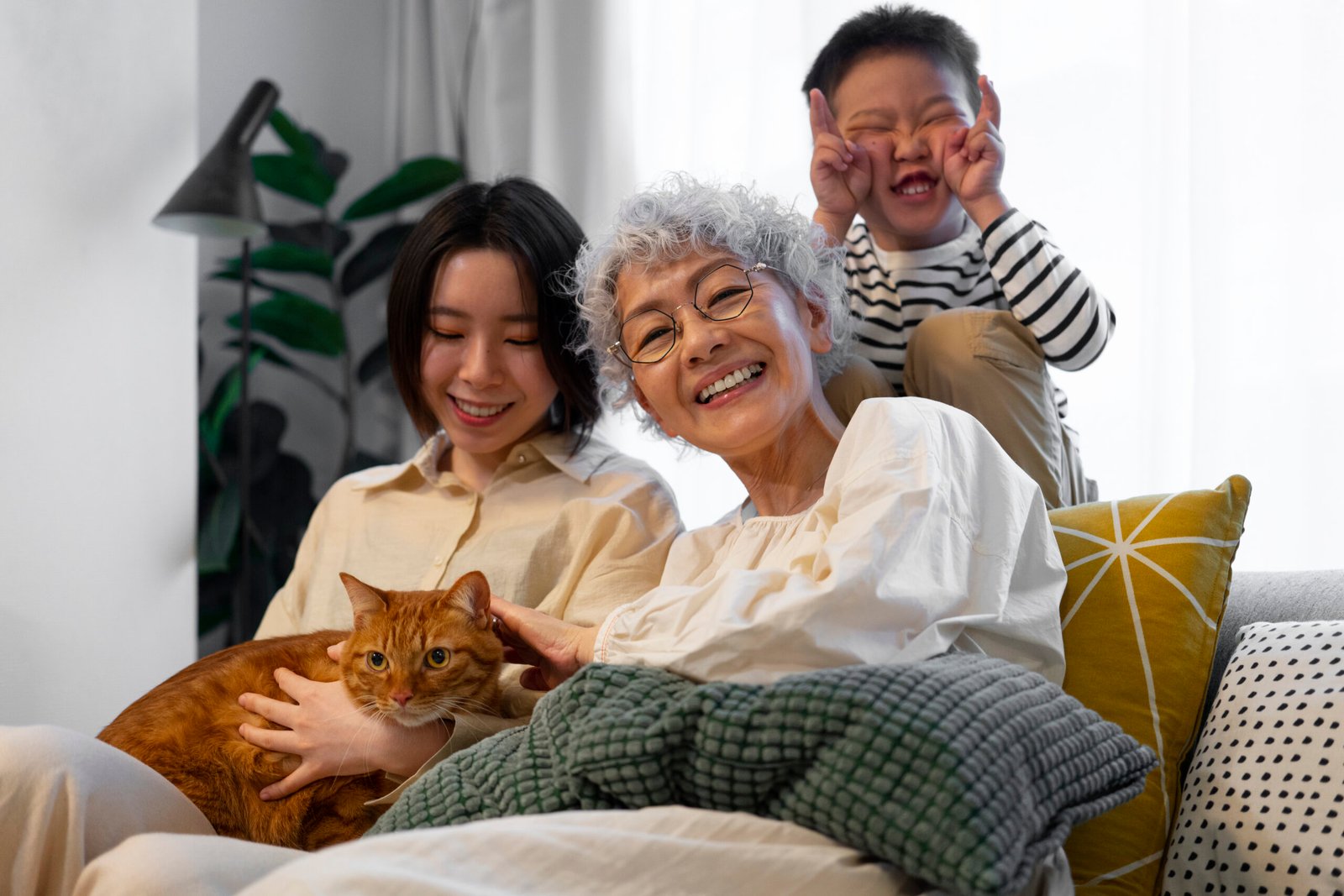 一家人在温暖的环境中安心陪伴彼此